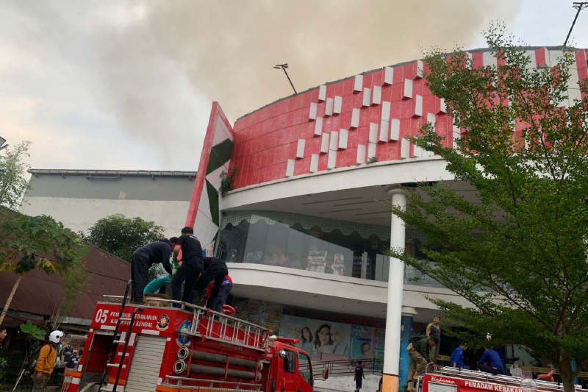 Pusat perbelanjaan di Kendal terbakar, satu orang tewas