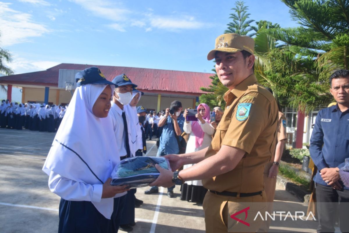 Pemkot Sawahlunto berikan seragam gratis untuk siswa baru SD dan SMP