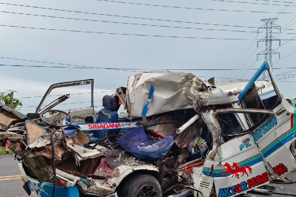 Minibus tabrak truk berhenti di Deliserdang, enam penumpang terluka, dua meninggal