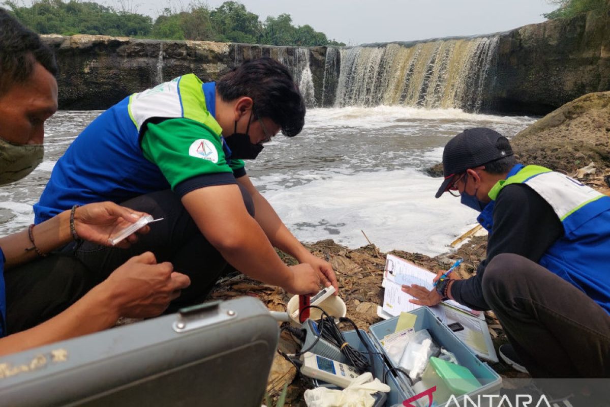 DLH Bogor bakal intai pembuang limbah di Sungai Cileungsi lewat CCTV