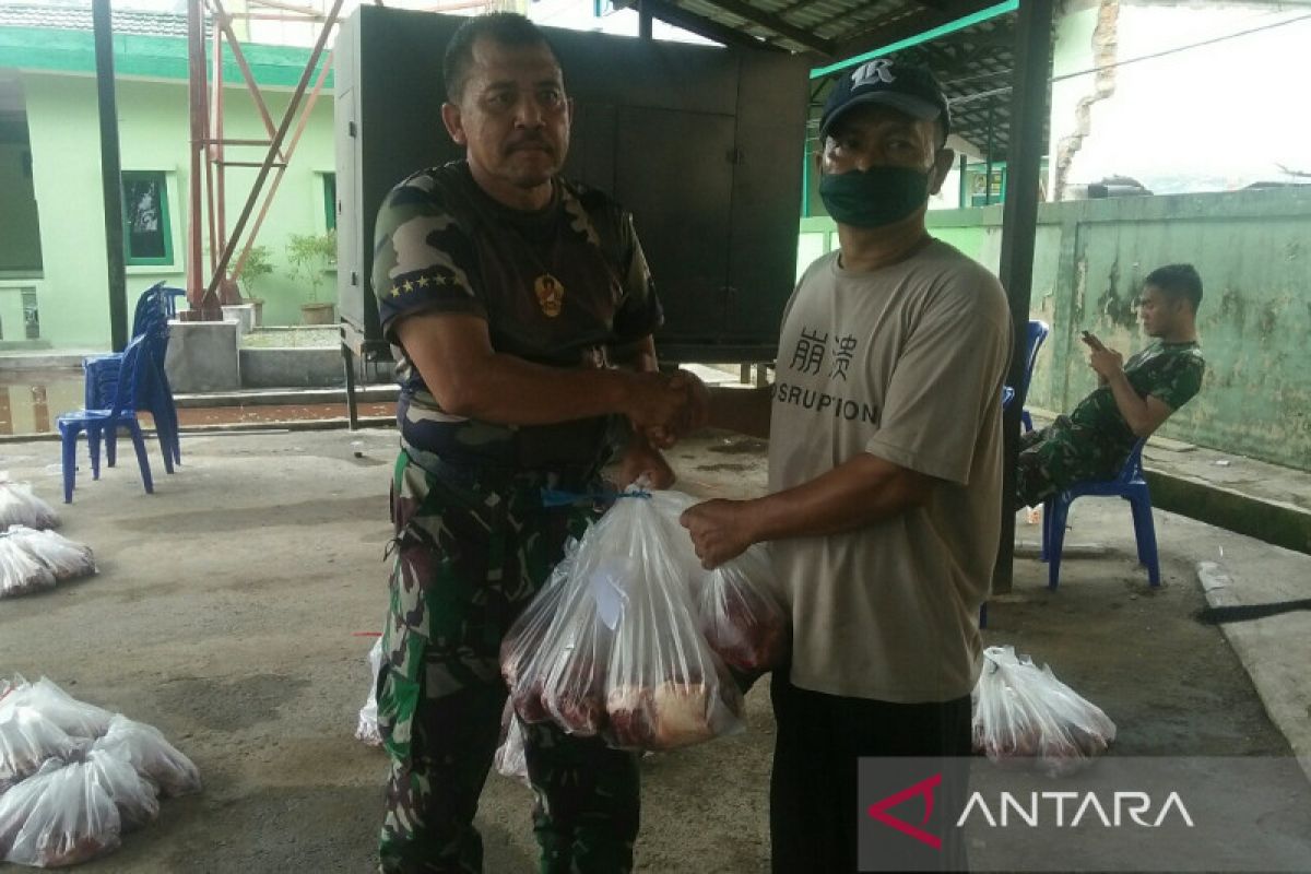 Korem 091/ASN  distribusikan 780 paket daging kurban