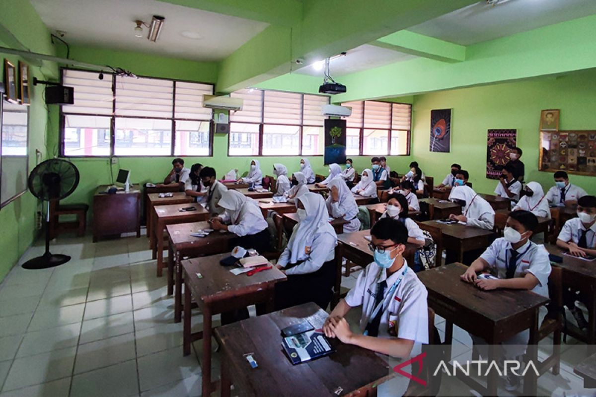 Jakarta kemarin, PTM 100 persen hingga temuan cacing pita hewan kurban