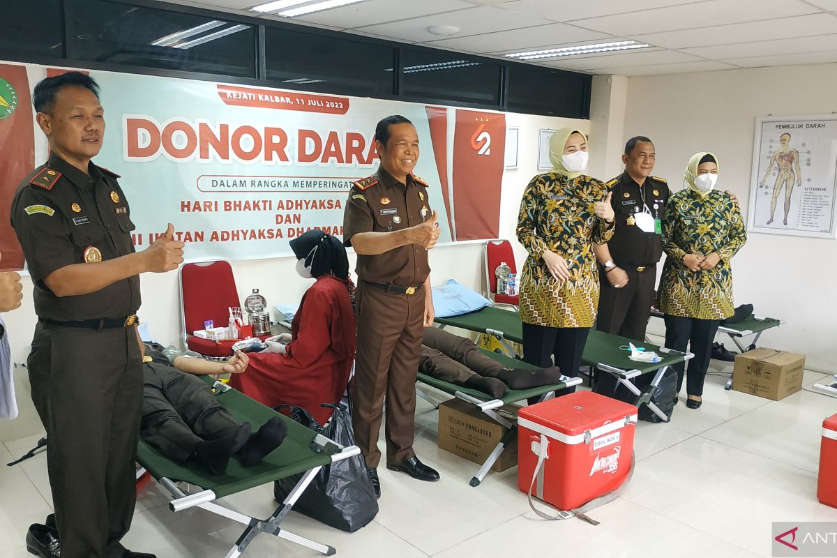 Kejati Kalimantan Barat gelar donor darah dan bantuan hewan kurban