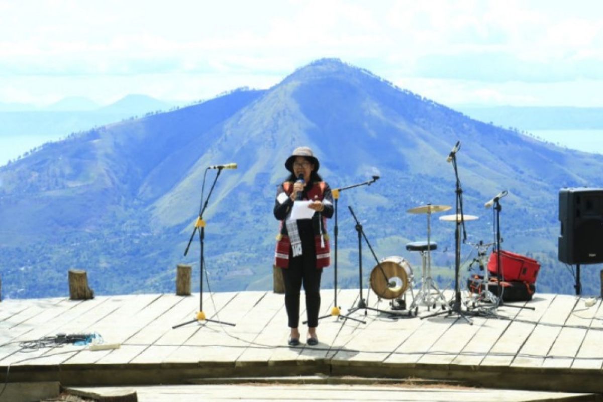 Togaraja di Samosir menyajikan panorama Danau Toba dari ketinggian