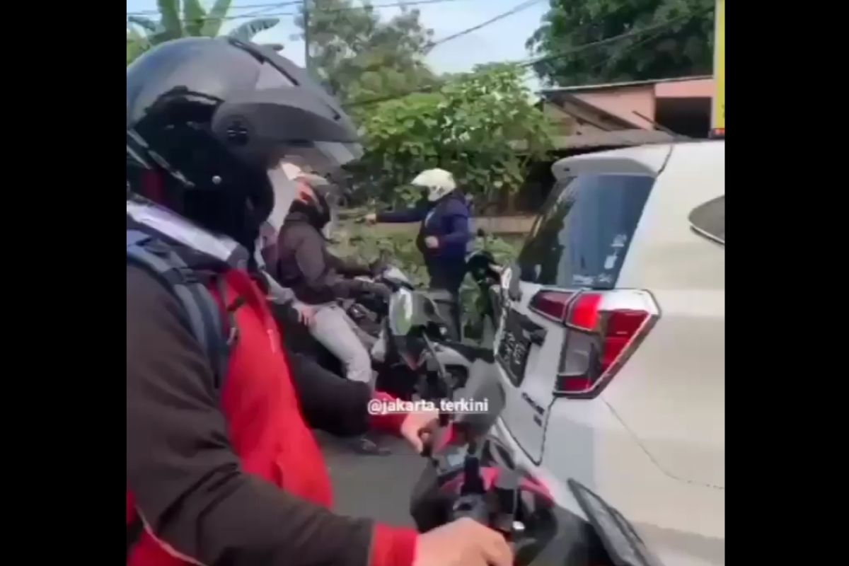 Viral pria todong senjata di Cakung, Kapolsek jelaskan adalah polisi
