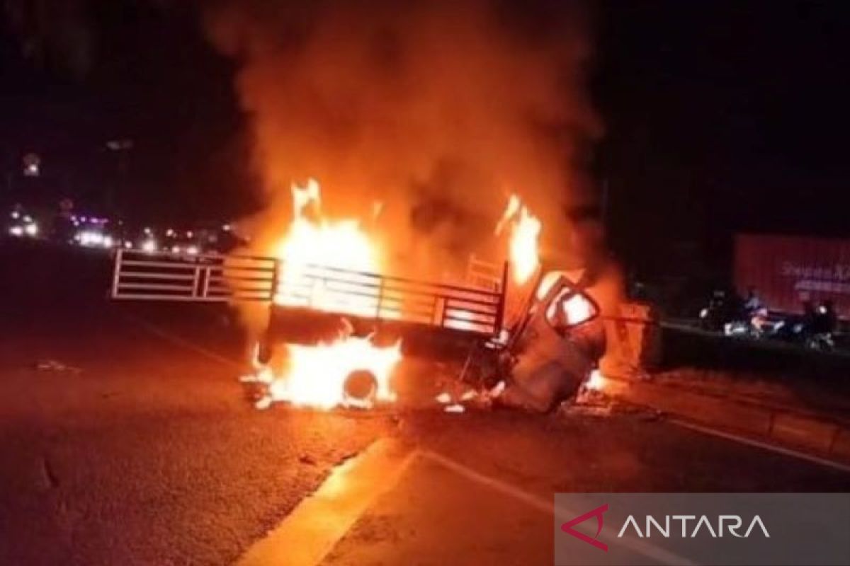 Mobil terbakar di Jembatan Cipunagara Subang, empat orang tewas