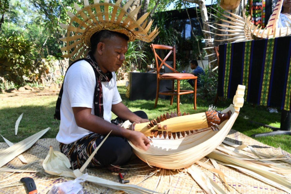 Alat musik Sasando diperkenalkan dalam Sherpa G20 di Labuan Bajo