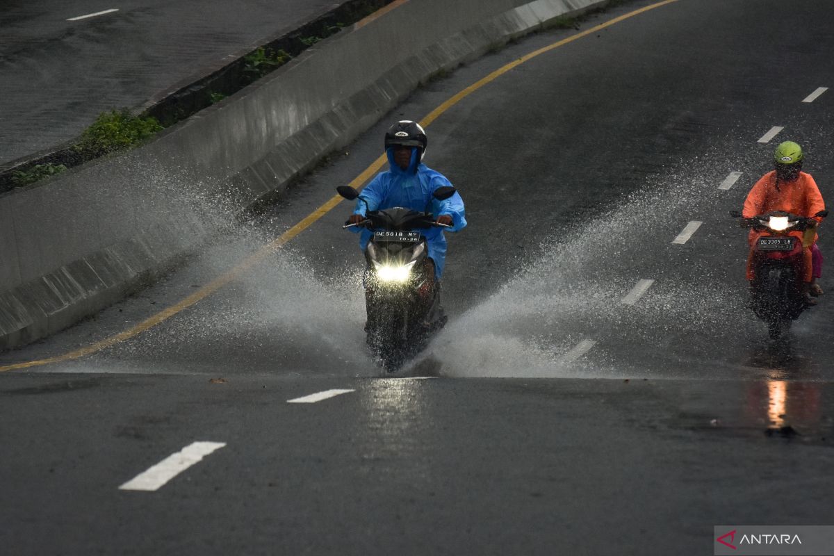 BMKG prakirakan hujan masih terus guyur Kota Ambon seharian penuh