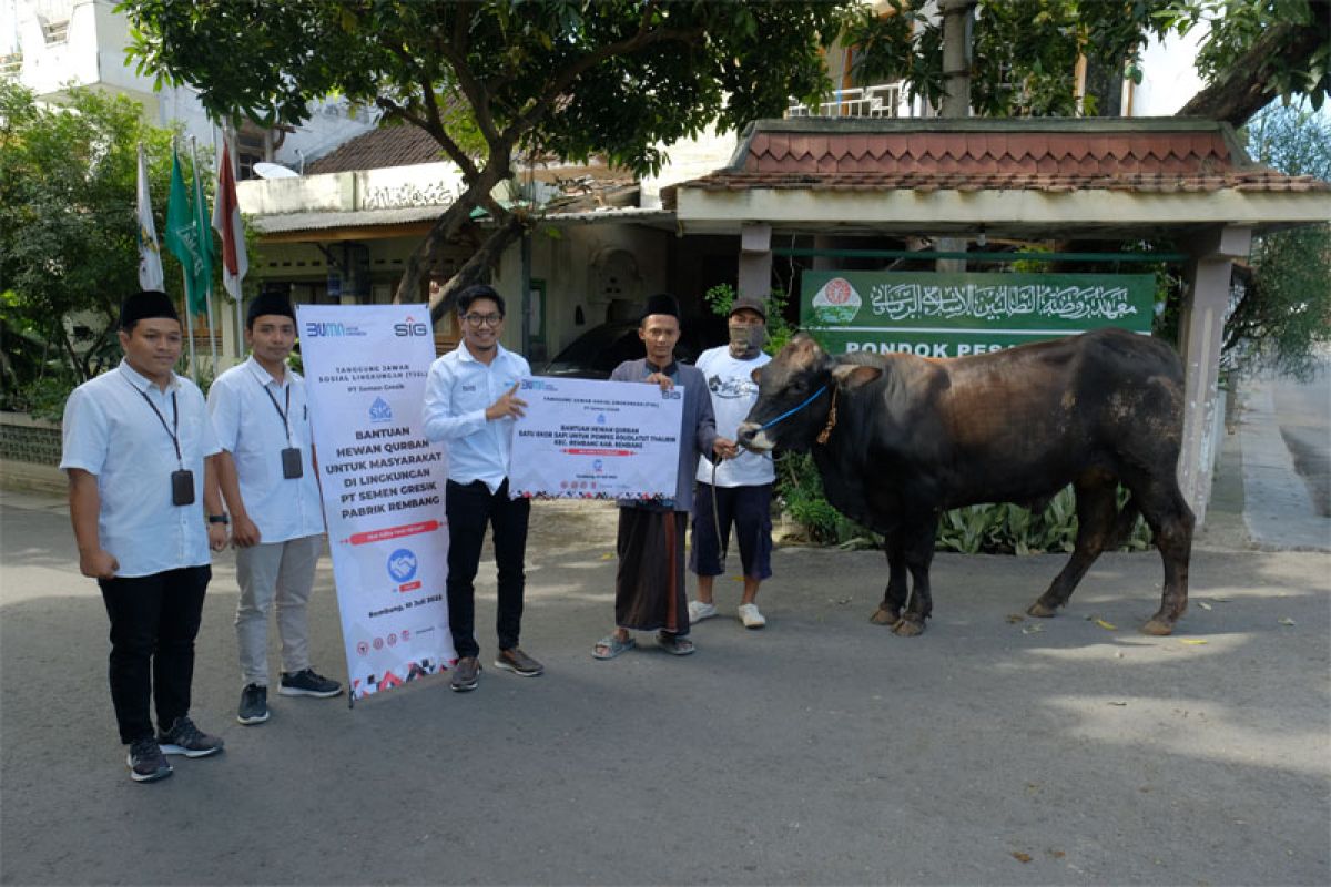 Semen Gresik salurkan hewan kurban senilai total Rp280 juta untuk masyarakat Rembang dan Blora