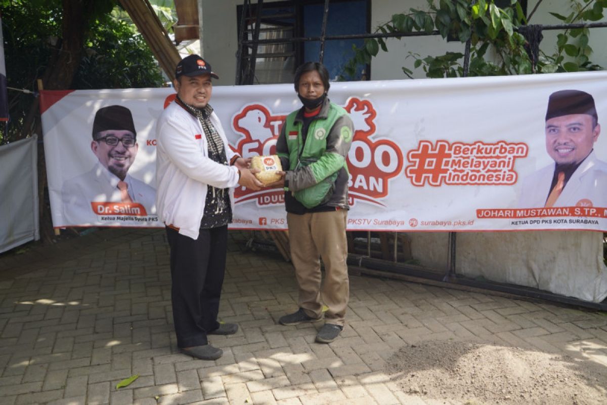 PKS bagikan 13.700 paket daging kurban untuk warga Surabaya