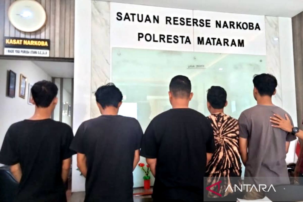 Polisi sita satu kilogram ganja dari personel band asal Mataram