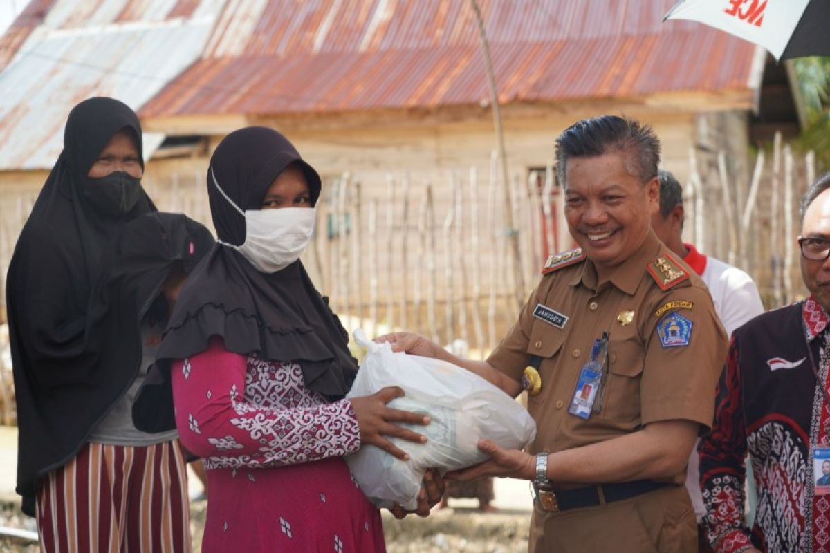 Pemkot Kendari dan BI Sultra beri paket bergizi warga Abeli cegah stunting