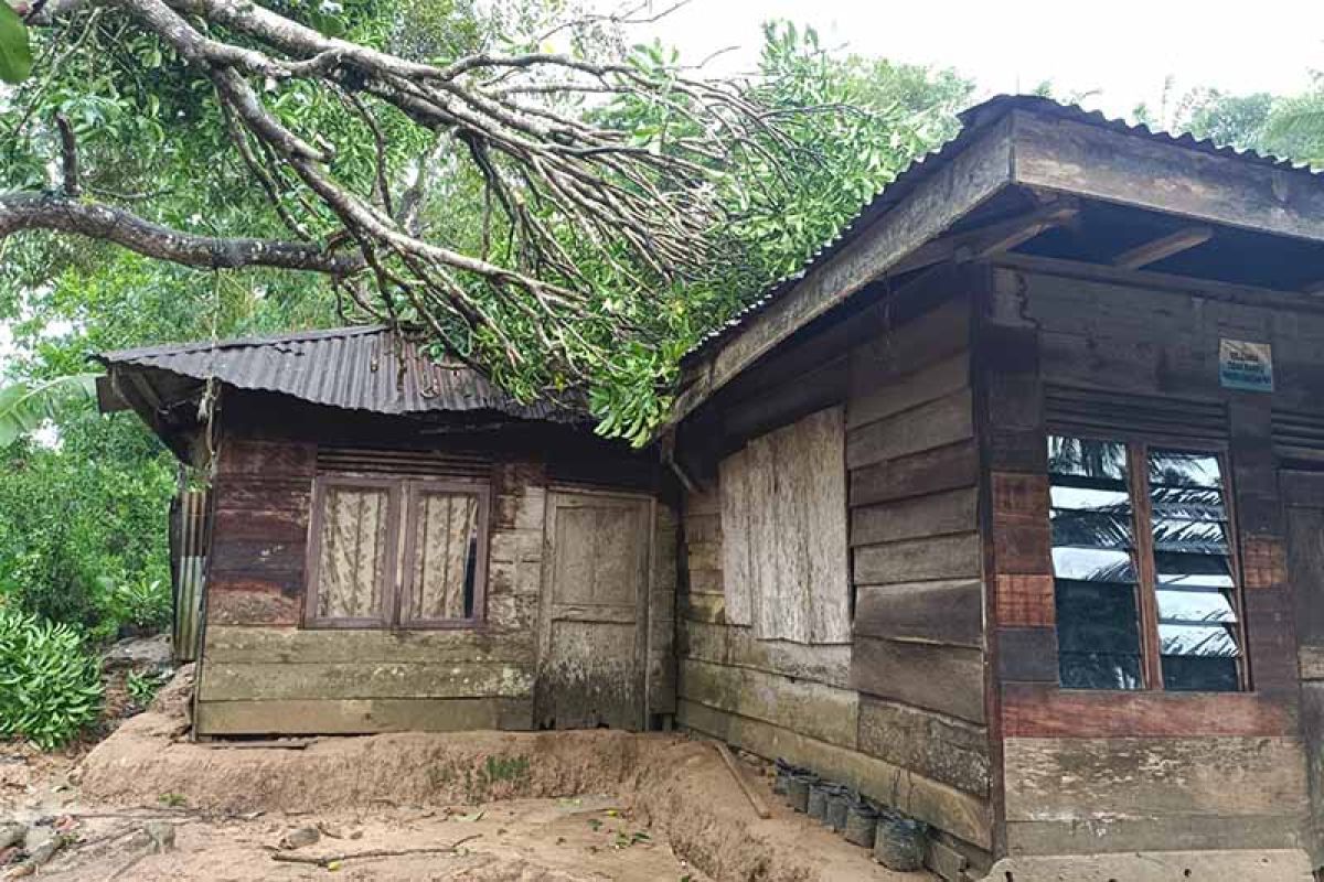 Tiga rumah rusak dihantam angin puting beliung