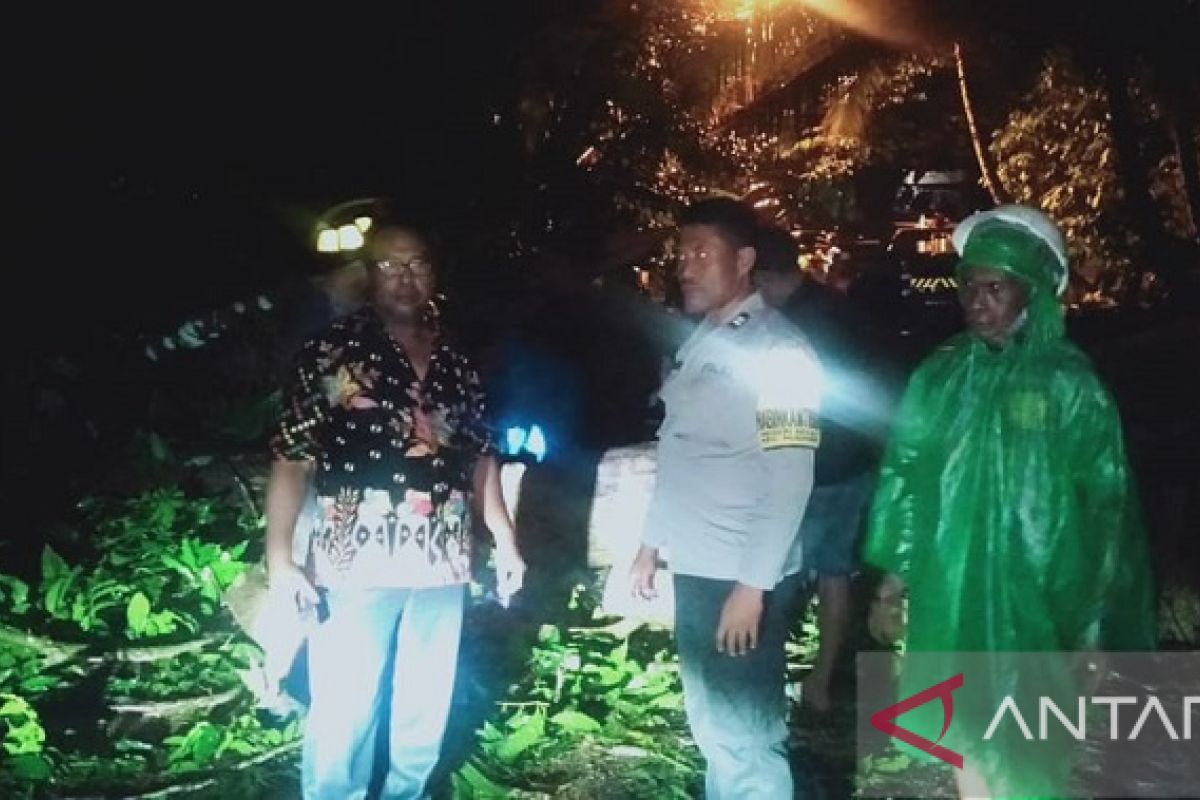 Bhabinkamtibmas Ambon bantu warga bersihkan pohon tumbang