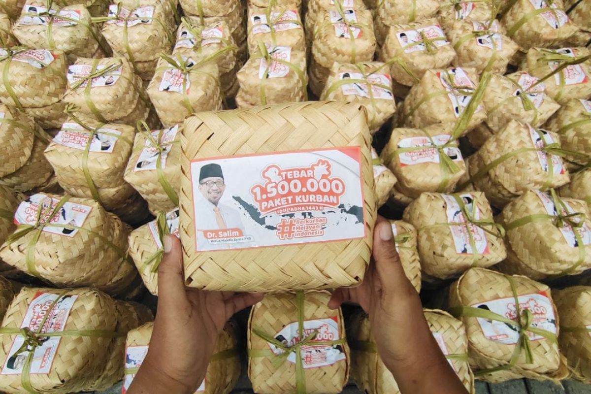Idul Adha, PKS Jatim bagikan ratusan ribu paket daging kurban