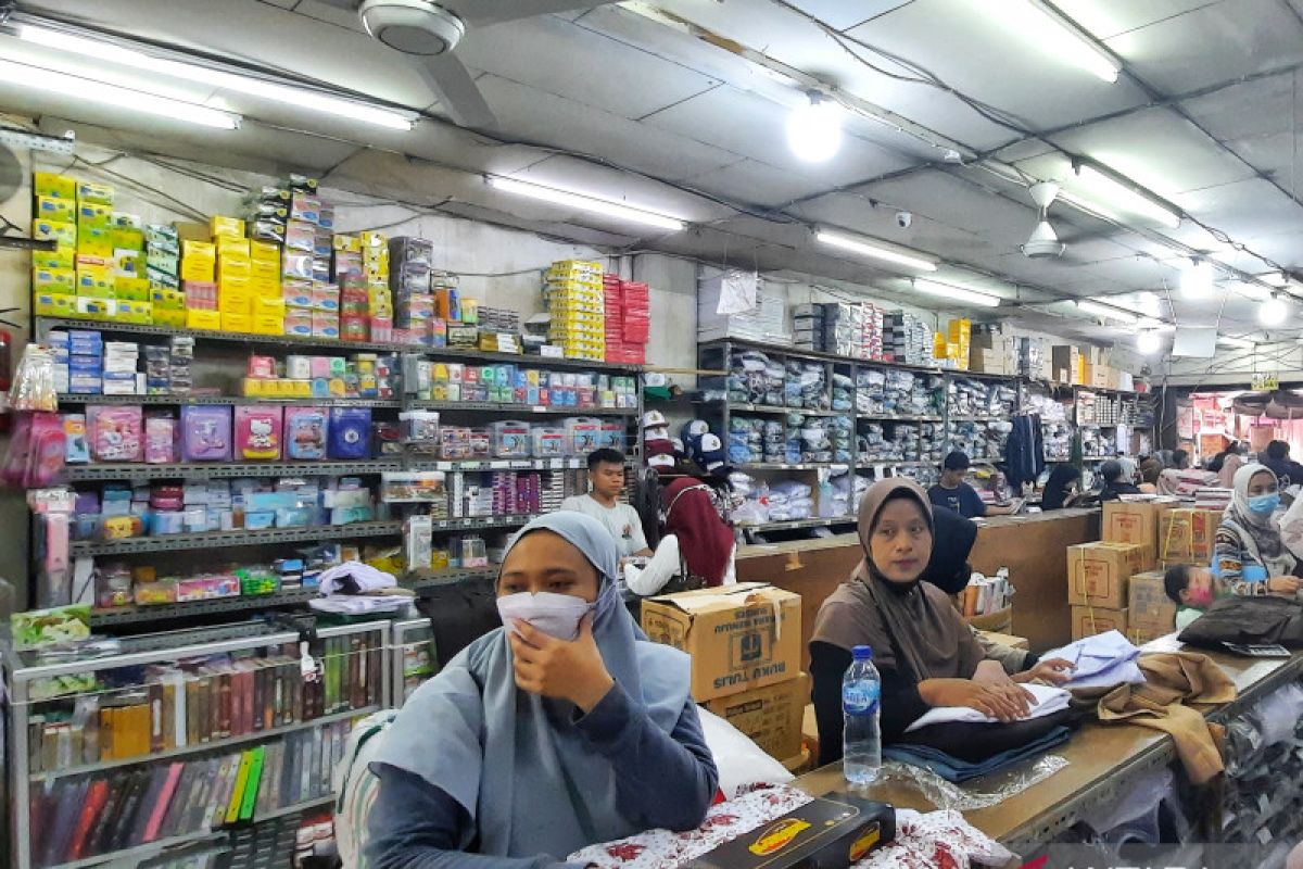 Masyarakat buru toko penjual seragam sekolah di Jakarta Selatan