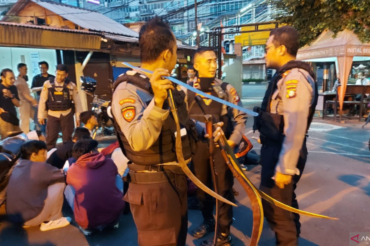 Polisi tangkap 13 remaja hendak tawuran di TPU Prumpung
