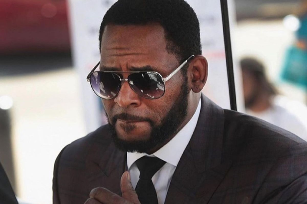 R Kelly dikabarkan bertunangan dengan salah satu korbannya