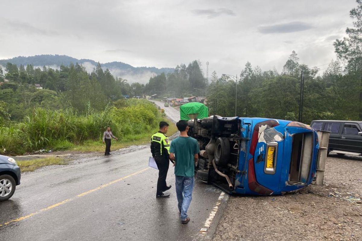 Sebuah bus di Solok terbalik mengakibatkan delapan orang luka-luka