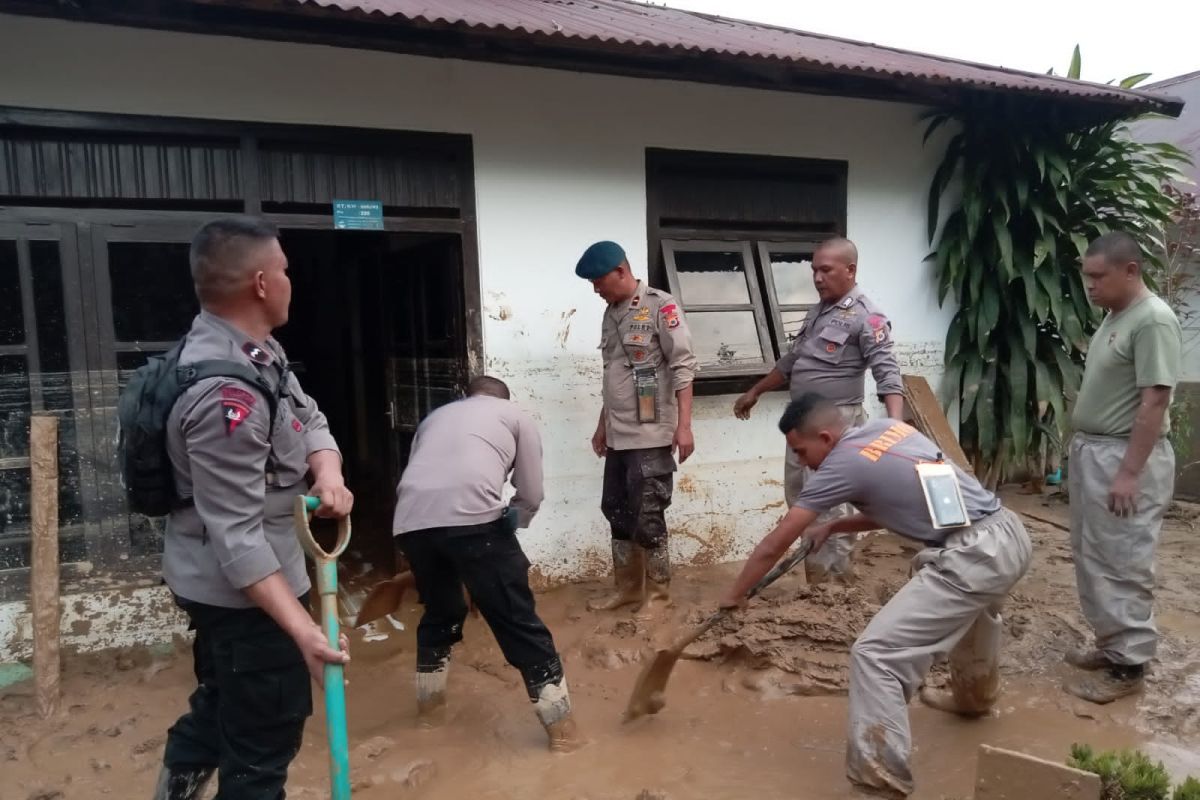 Satu pleton Brimob Maluku bantu warga Kaitetu bersihkan lumpur banjir, polisi harus dekat dengan rakyat