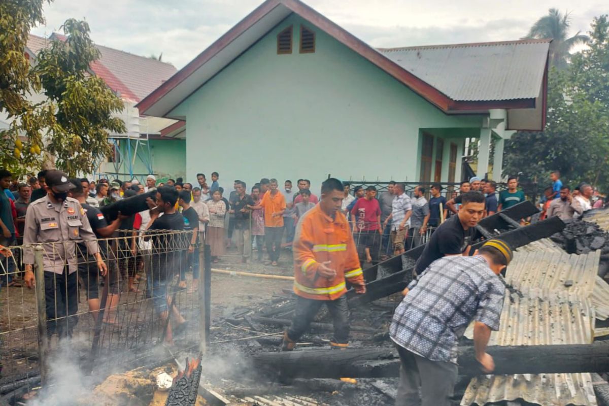 Rumah petani hangus terbakar, angin kencang sebabkan api membesar.