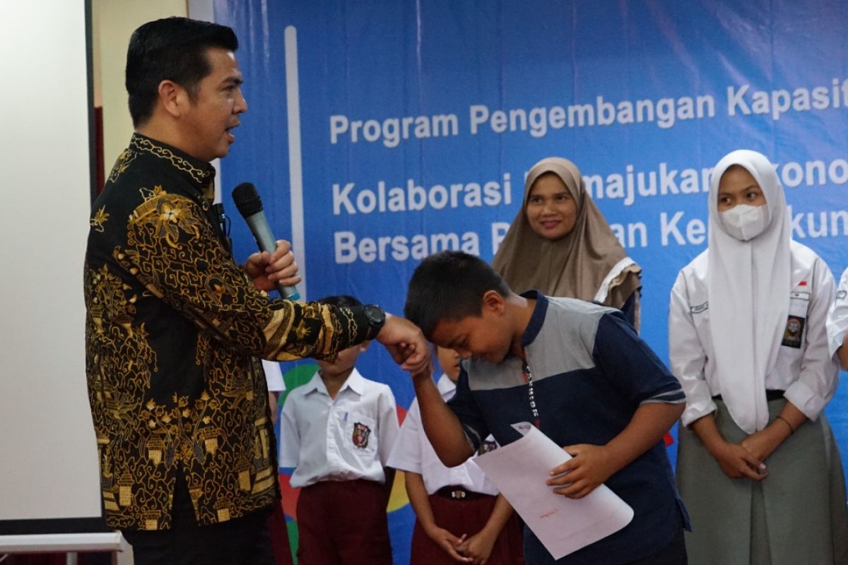 Bane Raja Manalu serahkan 1.500 beasiswa program Indonesia pintar di Sumut