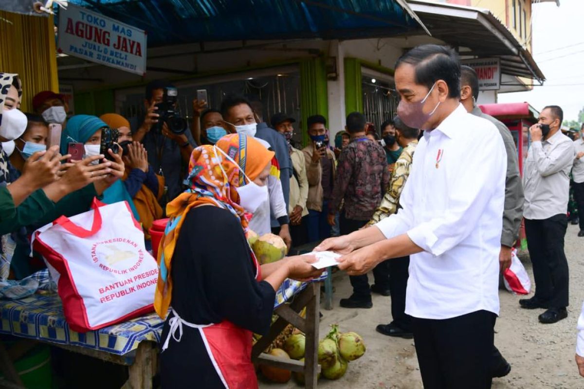 President Jokowi distributes social assistance at Sukamandi Market