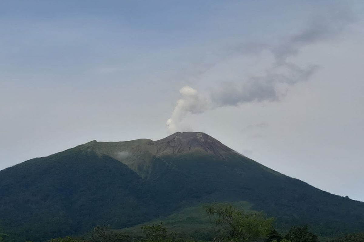 Waspada! Gunung Gamalama Ternate keluarkan asap putih setinggi 200 meter