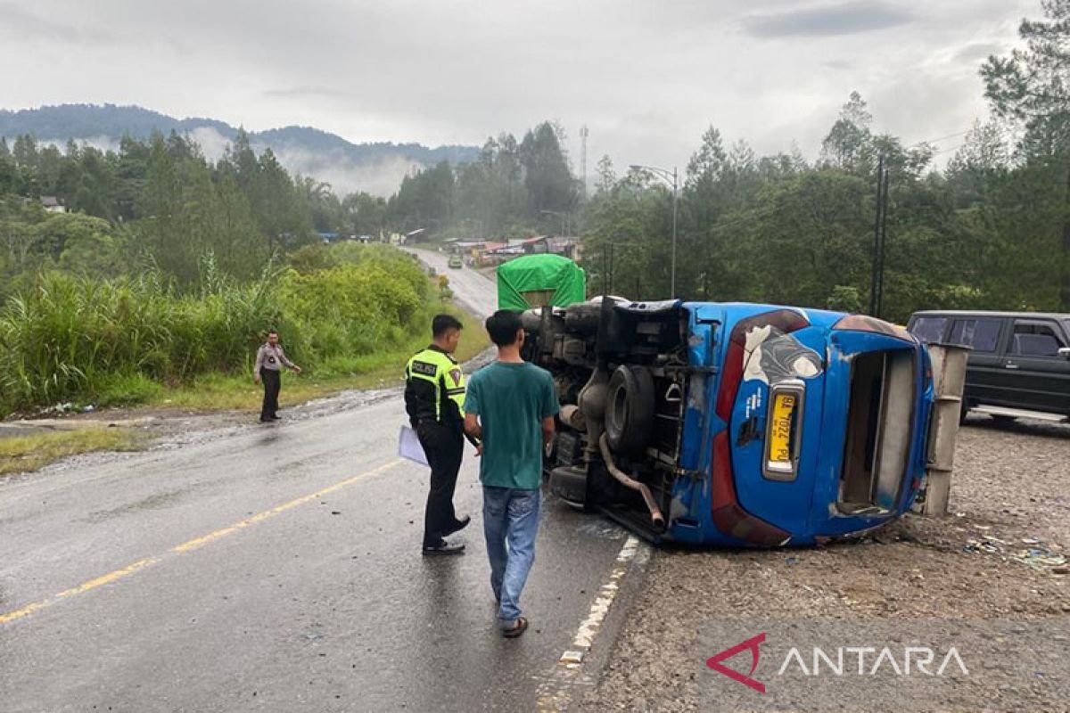 Bus angkut penumpang terbalik di Solok akibatkan delapan orang luka