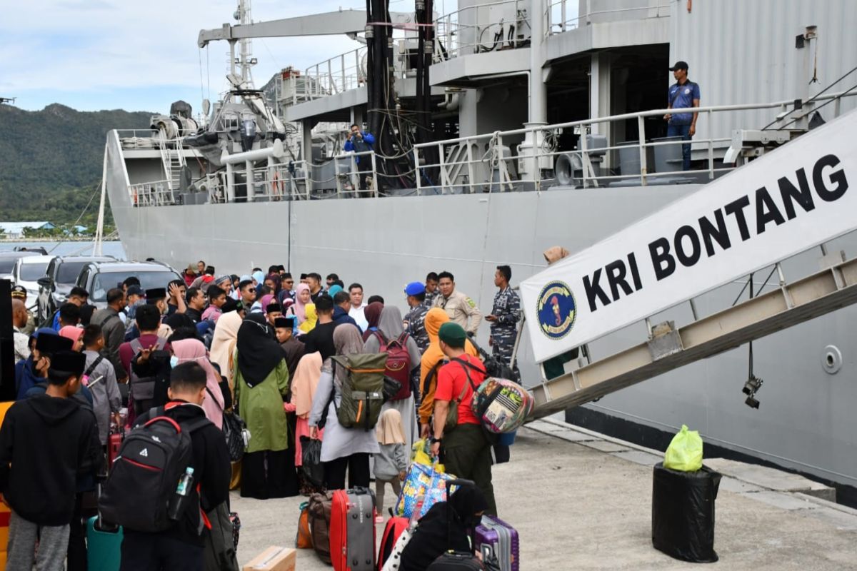 TNI AL angkut peserta MTQ Natuna ke Anambas gunakan KRI