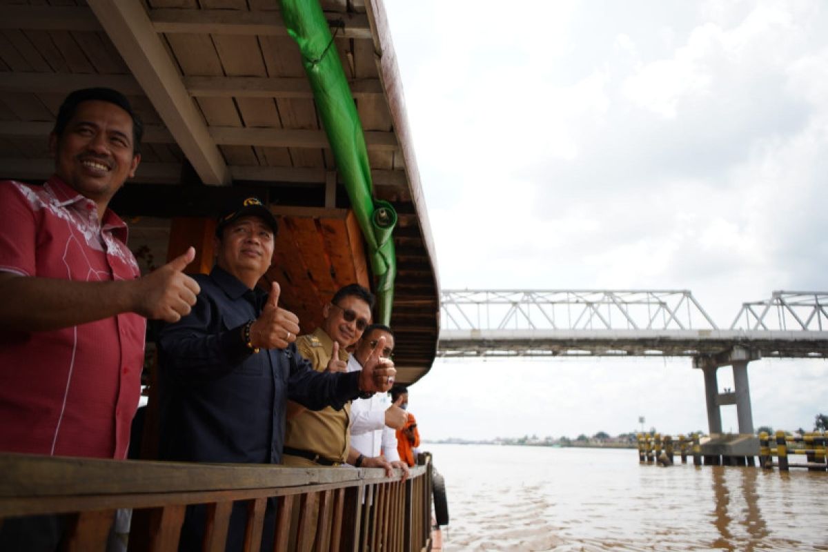 Lasarus tinjau lokasi pembangunan Jembatan Paralel Kapuas I