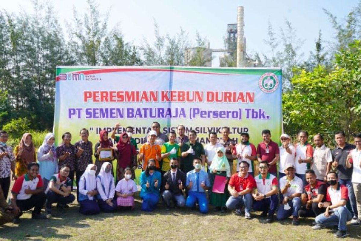 PT Semen Baturaja resmikan kebun durian dan bagikan bibit tanaman ke sekolah Adiwiyata