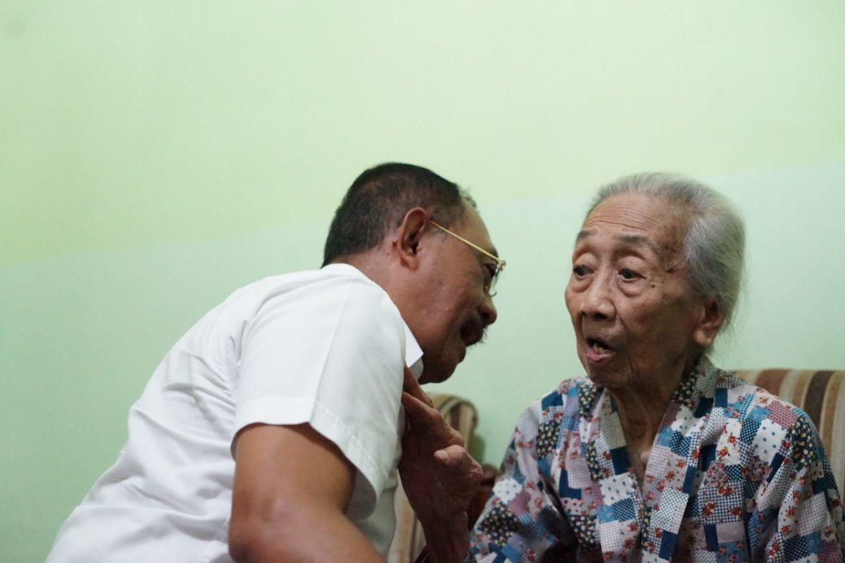Deputy mayor visits Surabayan centenarian