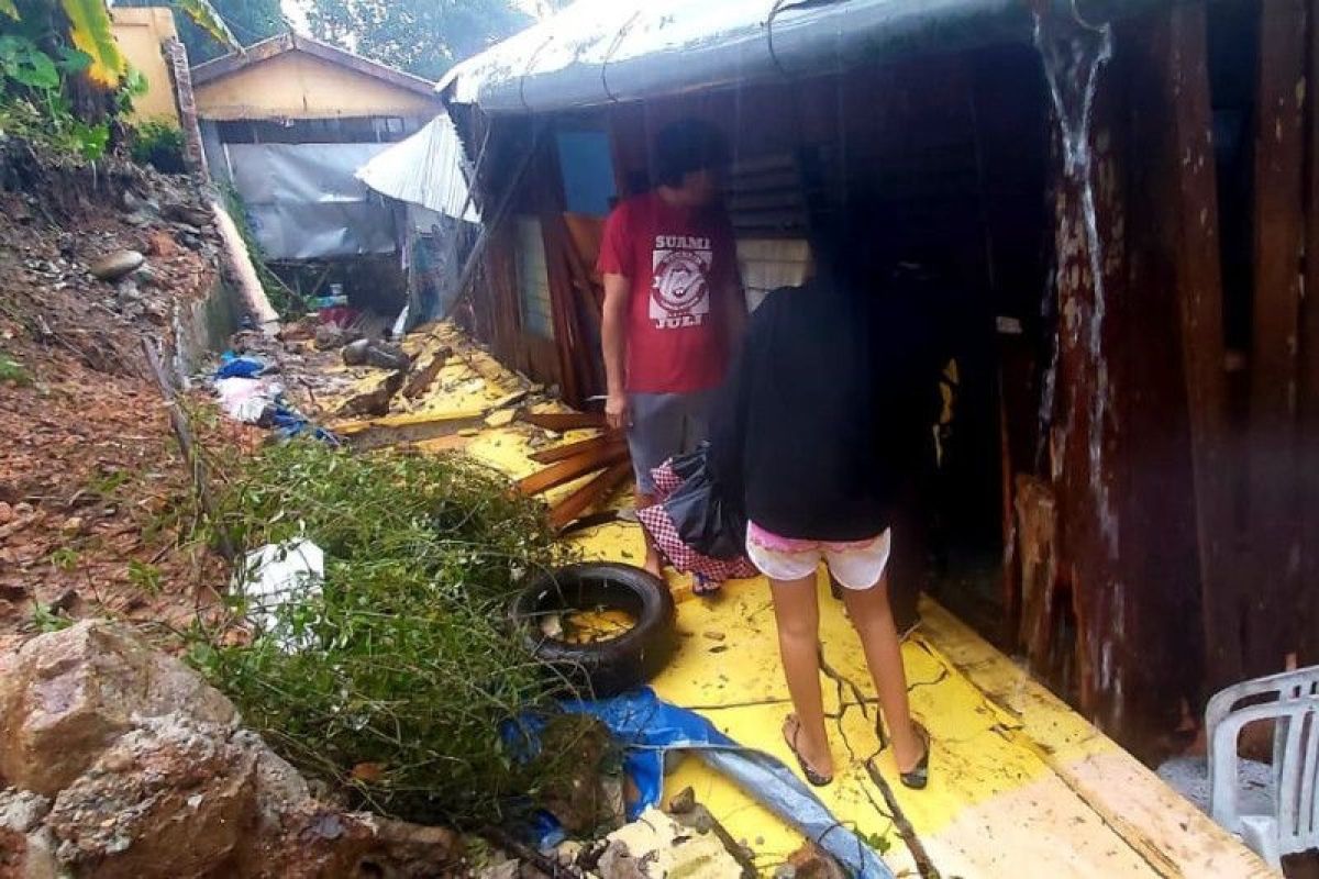 Sebanyak 1.153 keluarga terdampak banjir dan tanah longsor di Ambon