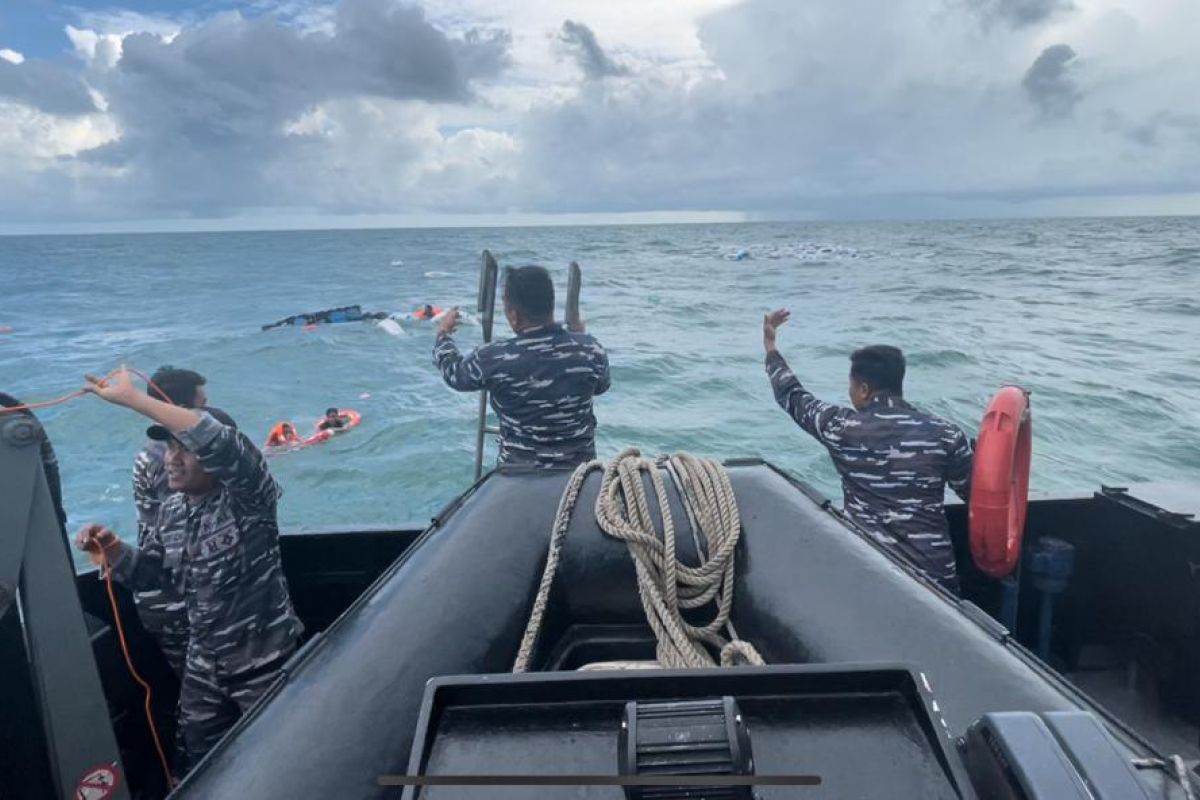 KRI Sembilang-850 Lantamal XII Pontianak selamatkan ABK KLM Maju Indah di perairan Ketapang