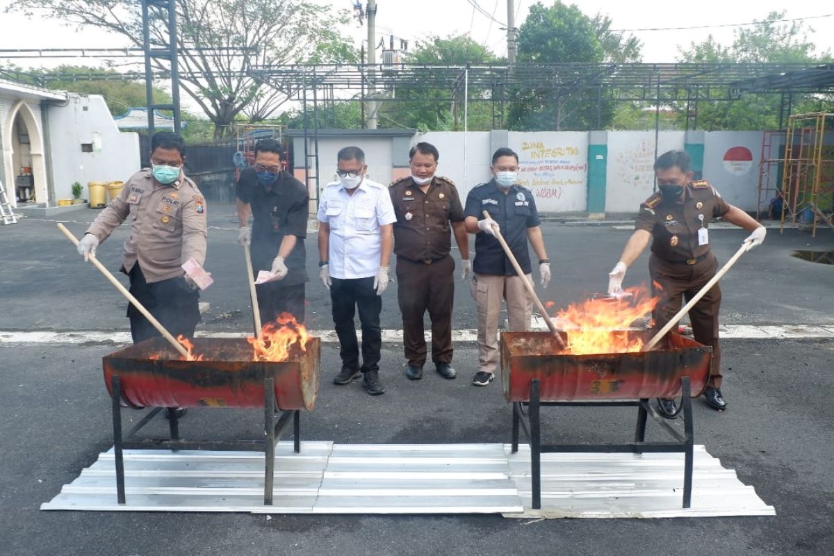 Kejaksaan Surabaya musnahkan barang bukti 1,4 kg sabu-sabu