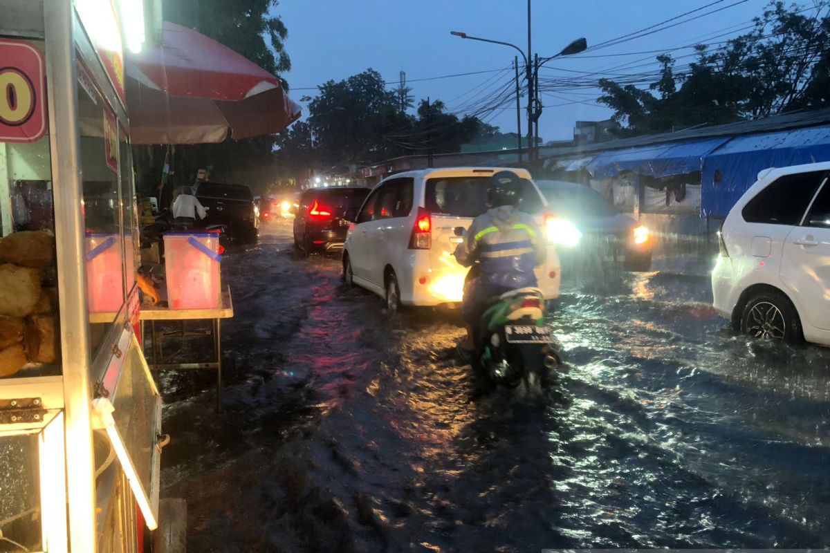 Jalan Patra Kebon Jeruk tergenang akibat hujan deras