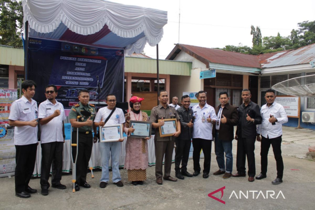 BNNK Solok berikan penghargaan ke instansi dan ormas bantu perangi narkotika