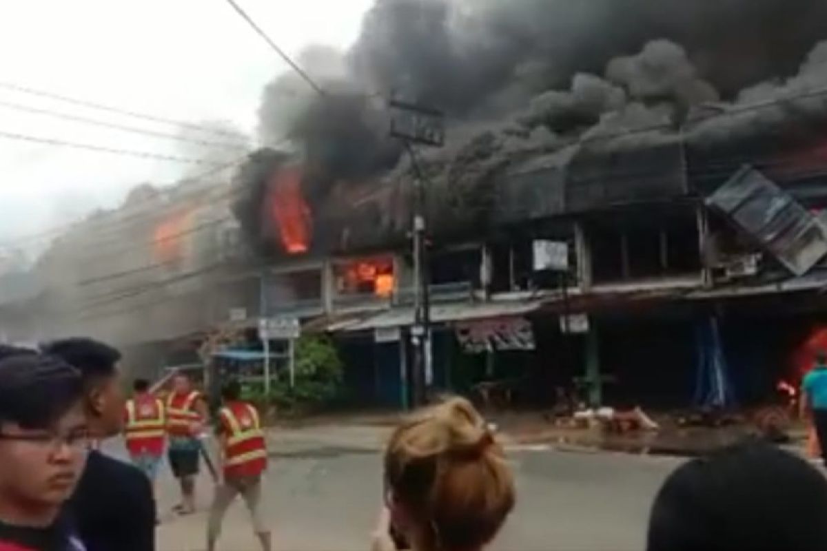 Pasar Pinyuh terbakar lagi, belasan ruko hangus dalam sekejap