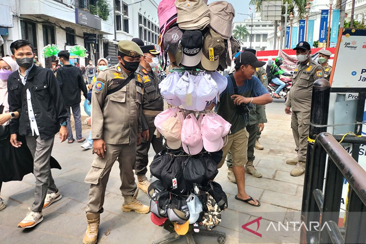 120 Satpol PP jaga Kota Tua untuk antisipasi PKL