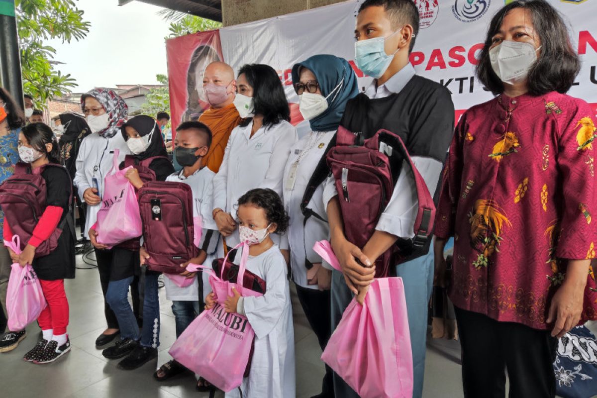 Menteri PPPA serahkan 560 paket bantuan spesifik anak