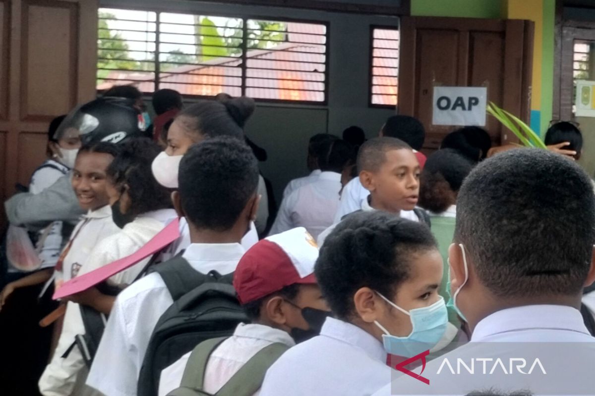 SMPN 2 Manokwari terima pendaftaran ulang 400 siswa baru