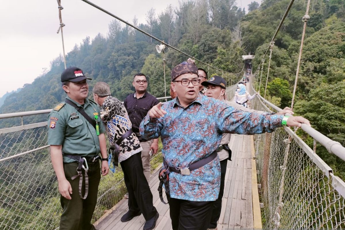 Pemkab Probolinggo studi manajemen jembatan kaca di Sukabumi