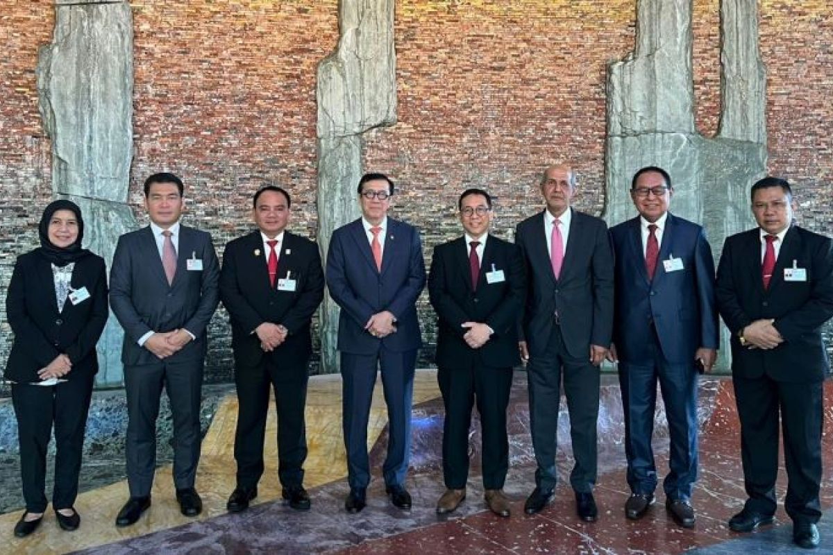 Pertemuan Bilateral dengan Dirjen WIPO, Menkumham Yasonna Loaly serahkan instrumen aksesi traktat Budapest