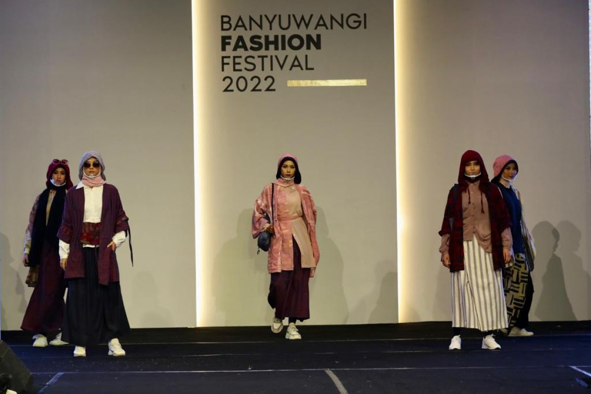 Pelajar unjuk karya di Banyuwangi Fashion Festival