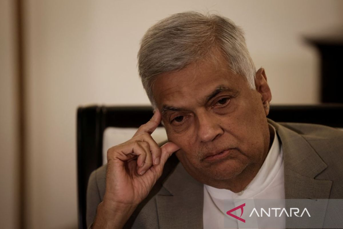 Setelah presiden melarikan diri, warga Sri Lanka tuntut PM mundur