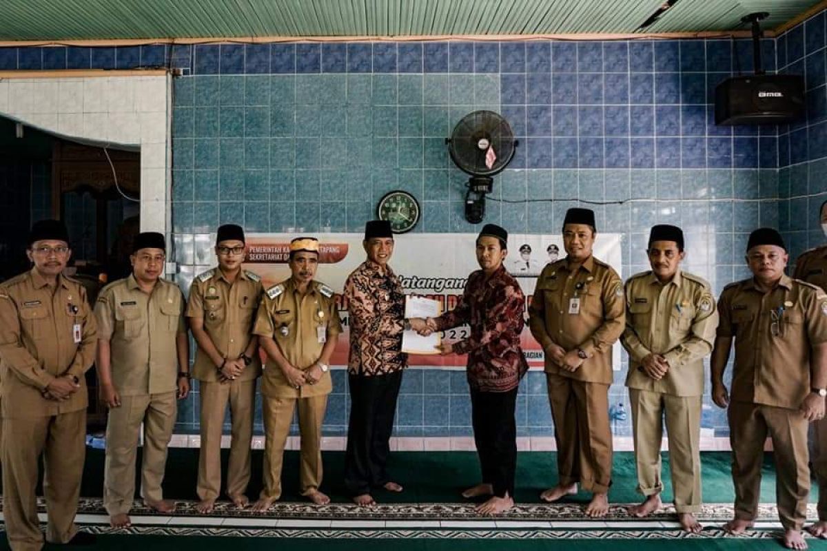 Wabup Ketapang serahkan dana hibah kepada pengurus masjid dan pondok pesantren