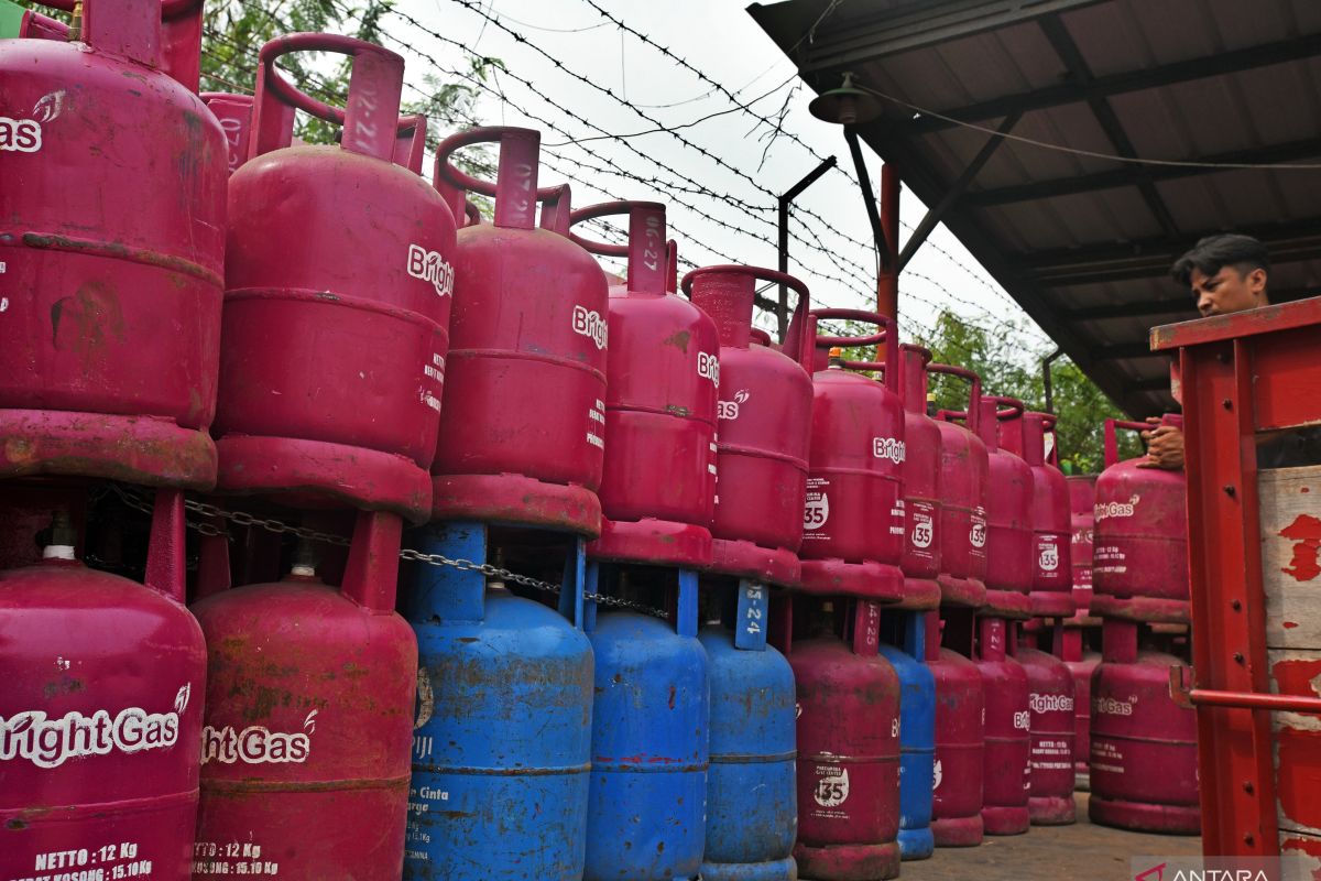 Pertamina menaikkan harga LPG 12 kg dari Rp192 ribu jadi Rp228 ribu per tabung