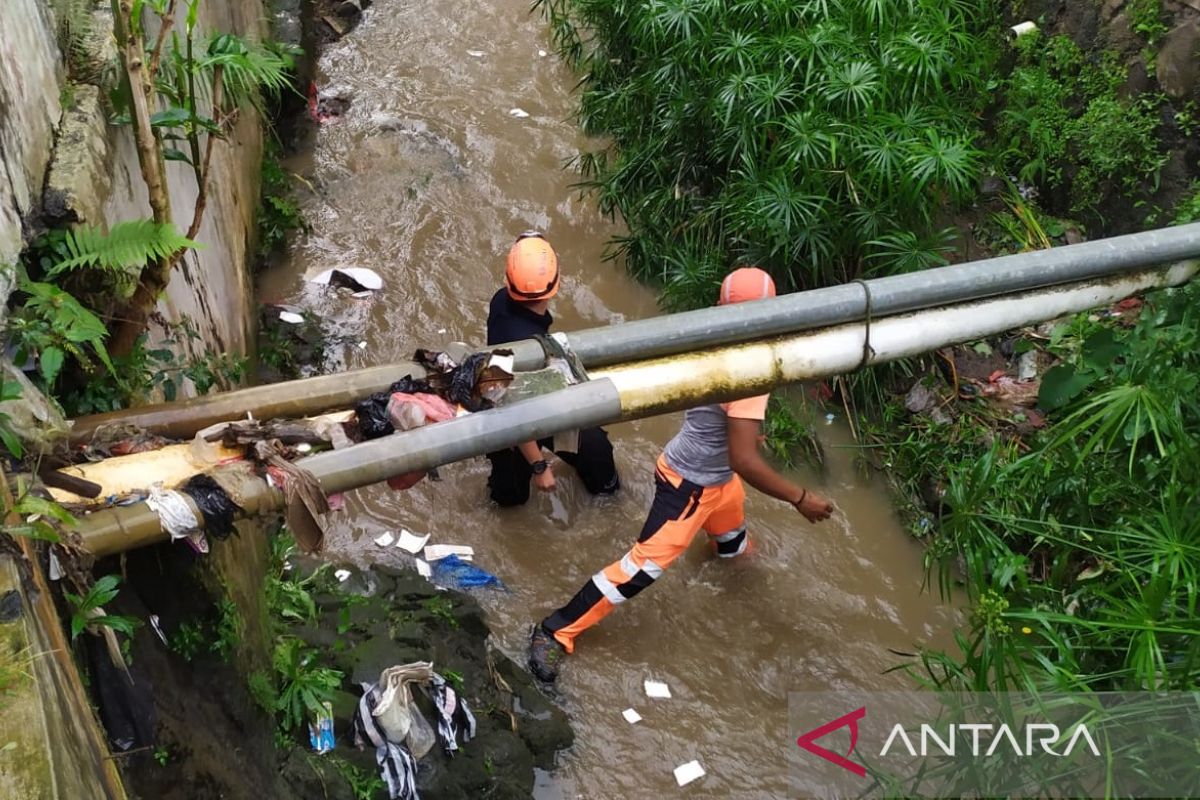 Tim SAR cari kakek dan cucunya yang terseret arus sungai Citamiang Kota Sukabumi