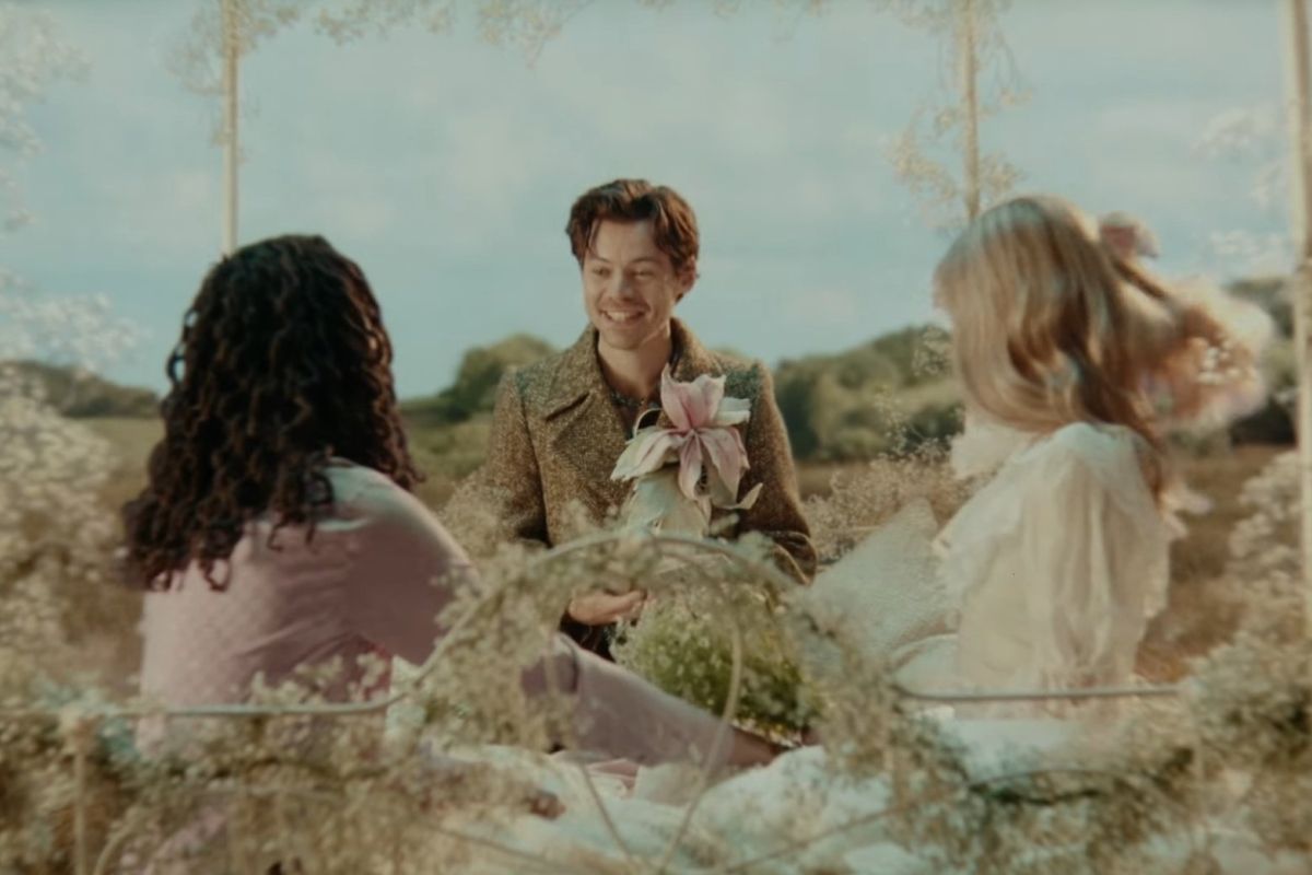 Penyanyi Harry Styles tampil penuh warna di video musik "Late Night Talking"